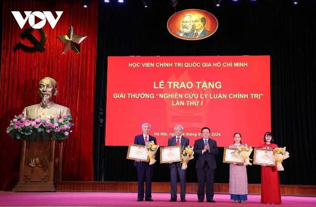 Trao tặng Giải thưởng “Nghiên cứu lý luận chính trị” lần thứ Nhất - ảnh 1