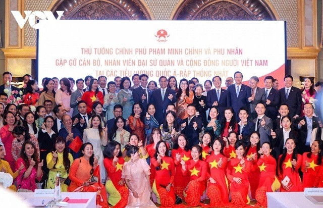 Thủ tướng Phạm Minh Chính gặp gỡ cán bộ, nhân viên Đại sứ quán Việt Nam và cộng đồng người Việt Nam tại UAE - ảnh 1