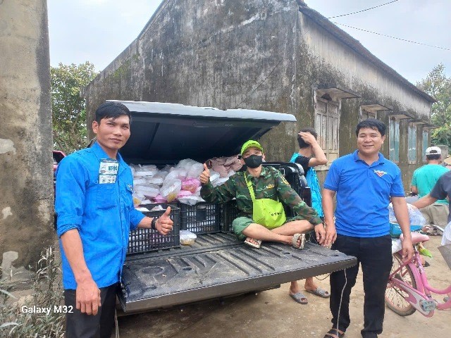 Tình người tỏa sáng trong bão lũ ở Miền Trung - ảnh 4