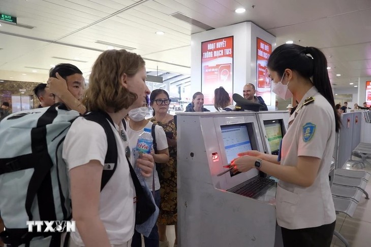 Việt Nam bác bỏ thông tin siết chặt thị thực với người nước ngoài - ảnh 1