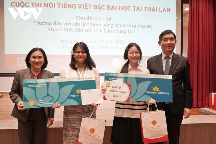 Sinh viên Thái Lan thi nói tiếng Việt trong ngày nhà giáo - ảnh 3