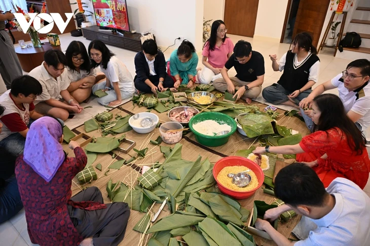 Gói bánh chưng, mở ra câu chuyện quê hương ngày Tết - ảnh 1