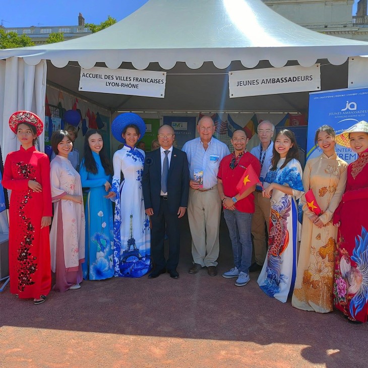 Áo dài Việt-vẻ đẹp, thương hiệu Việt Nam - ảnh 2