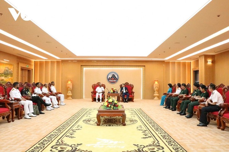 Chỉ huy Đoàn tàu Hải quân Ấn Độ chào xã giao lãnh đạo thành phố Đà Nẵng - ảnh 1