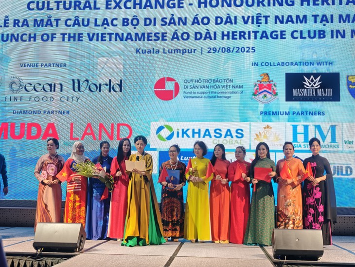 Đoàn nghệ thuật  Việt Nam biểu diễn tại Malaysia - ảnh 3