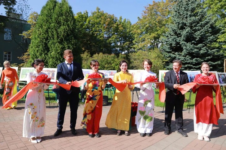 Triển lãm “Chủ tịch Hồ Chí Minh - Người đặt nền móng cho tình hữu nghị Việt Nam và LB Nga”  - ảnh 1