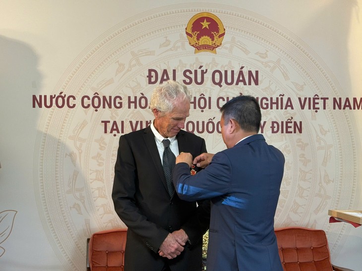 Đạo diễn phim người Thụy Điển Bo Öhlén được trao  Kỷ niệm chương Vì sự nghiệp Văn hóa, Thể thao và Du lịch - ảnh 2