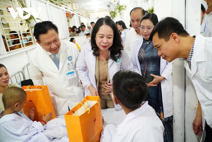 Phó Chủ tịch nước Võ Thị Ánh Xuân thăm, tặng quà Trung thu cho thiếu nhi ở thành phố Cần Thơ - ảnh 2