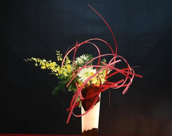 Trình diễn cắm hoa - hướng về bà con vùng lũ - ảnh 2