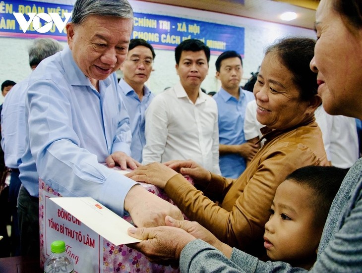 Tổng Bí thư Tô Lâm thăm, tặng quà người dân bị ảnh hưởng do mưa lũ tại Huế - ảnh 1