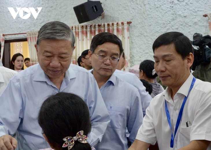 Tổng Bí thư Tô Lâm thăm, tặng quà người dân bị ảnh hưởng do mưa lũ tại Huế - ảnh 2