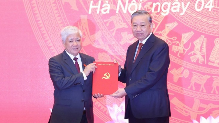 Tổng Bí thư Tô Lâm trao quyết định Phó bí thư Đảng ủy Quốc hội cho ông Đỗ Văn Chiến - ảnh 1