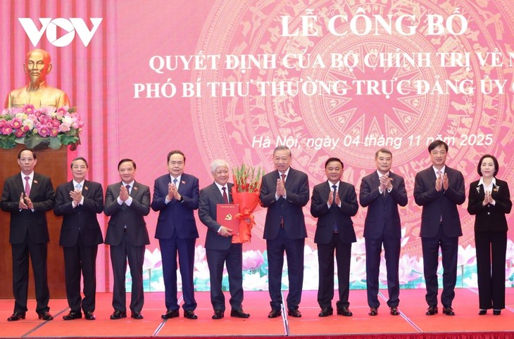 Tổng Bí thư Tô Lâm trao quyết định Phó bí thư Đảng ủy Quốc hội cho ông Đỗ Văn Chiến - ảnh 2