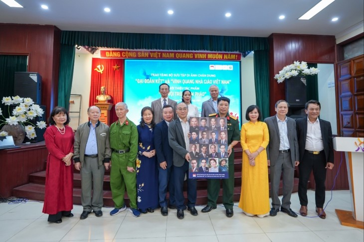 Trao tặng Bộ sưu tập di ảnh chân dung “Đại đoàn kết” và “Vinh quang Nhà giáo Việt Nam” - ảnh 1