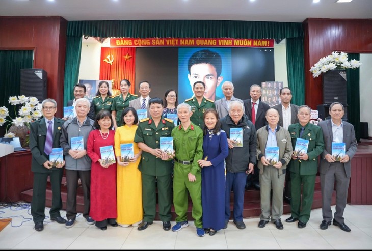 Trao tặng Bộ sưu tập di ảnh chân dung “Đại đoàn kết” và “Vinh quang Nhà giáo Việt Nam” - ảnh 2