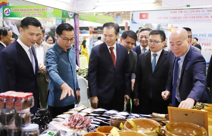 Bộ Quốc phòng hai nước Việt Nam - Lào phối hợp chỉ đạo tổ chức hội chợ kết nối giao thương - ảnh 1