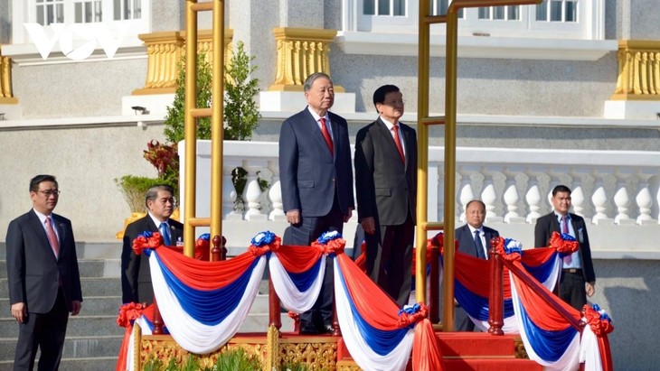 Tổng Bí thư, Chủ tịch nước Lào Thongloun Sisoulith chủ trì lễ đón trọng thể Tổng Bí thư Tô Lâm - ảnh 1