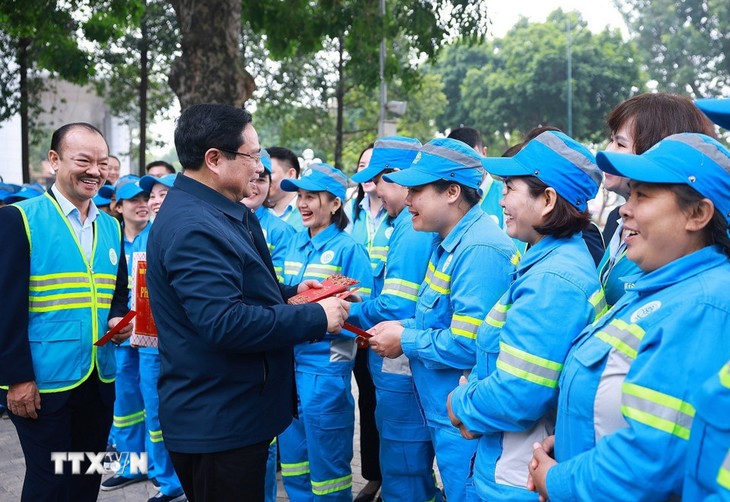 Thủ tướng Phạm Minh Chính động viên công nhân môi trường đô thị Hà Nội - ảnh 2