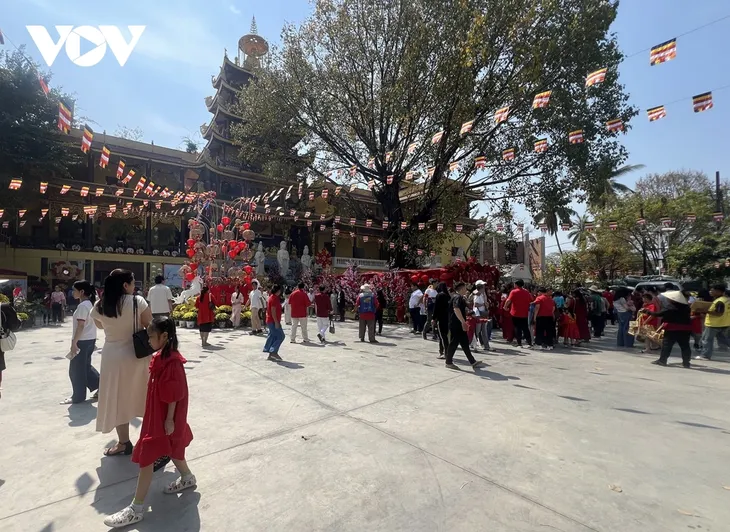 Người Việt tại Lào đi chùa lễ Phật, cầu bình an năm mới - ảnh 1