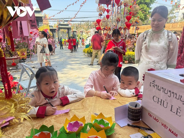Người Việt tại Lào đi chùa lễ Phật, cầu bình an năm mới - ảnh 4