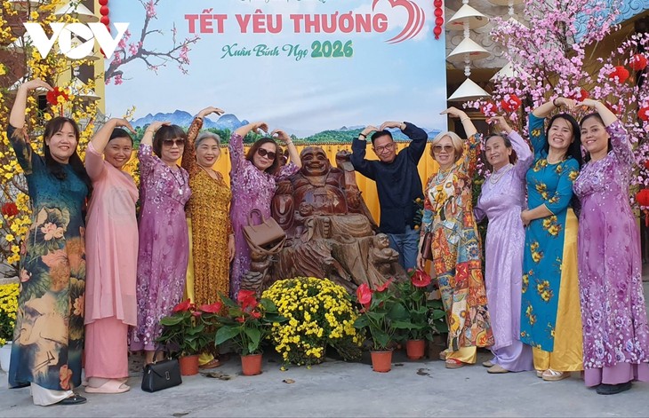 Người Việt tại Lào đi chùa lễ Phật, cầu bình an năm mới - ảnh 7