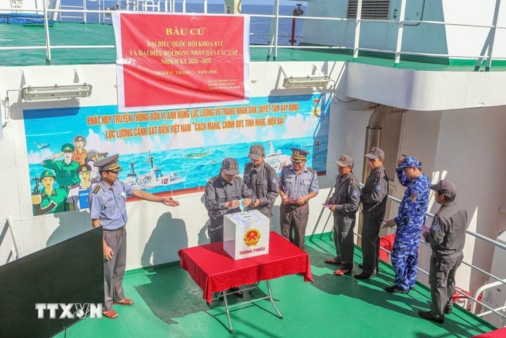Tàu Kiểm ngư 260 hoàn thành công tác bầu cử sớm trên biển - ảnh 2
