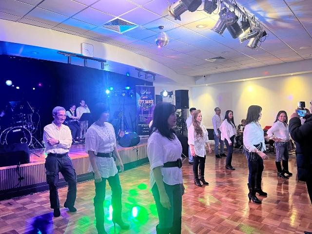 Hạnh phúc là được giúp đỡ mọi người - ảnh 2