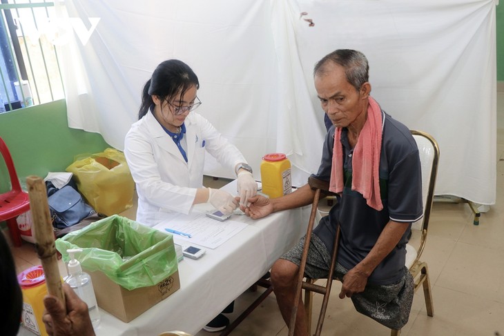 Khám chữa bệnh cho bà con Việt kiều có hoàn cảnh khó khăn tại tỉnh Prey Veng - ảnh 3