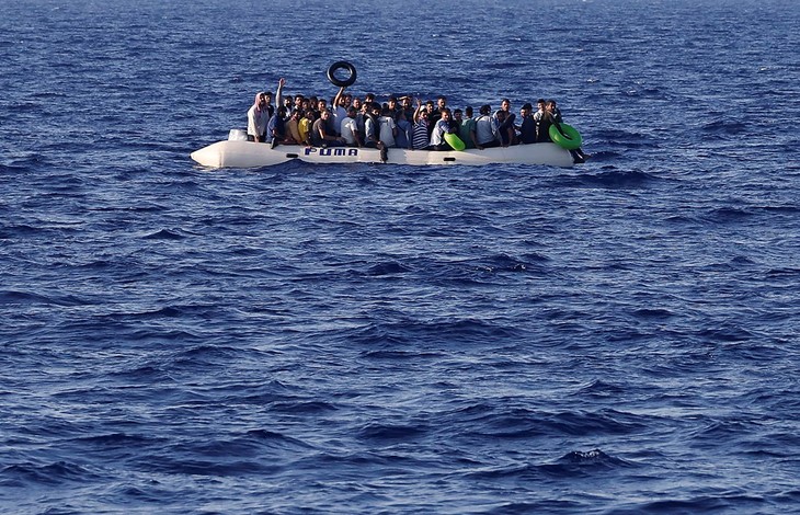 В Португалии лодку с 38 мигрантами вынесло на берег - ảnh 1