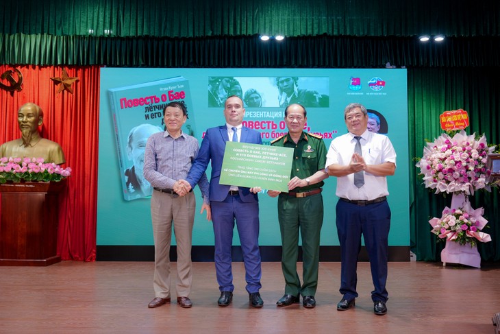 Увлечение русских читателей вьетнамской историей через рассказы о «босоногом крестьянине, управляющем МиГ-17» - ảnh 2