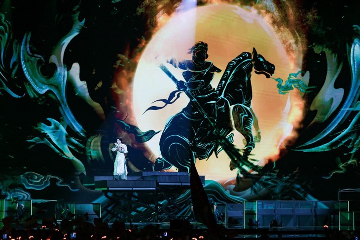 Дык Фук и его успешный рассказ о вьетнамском бамбуке и святом Тхань Зонге на сцене «Интервидения-2025»  - ảnh 5