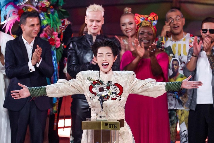 Дык Фук и его успешный рассказ о вьетнамском бамбуке и святом Тхань Зонге на сцене «Интервидения-2025»  - ảnh 8