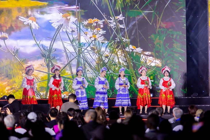 От учебных аудиторий к международному сотрудничеству: 70 лет Факультета русского языка и русской культуры - ảnh 3