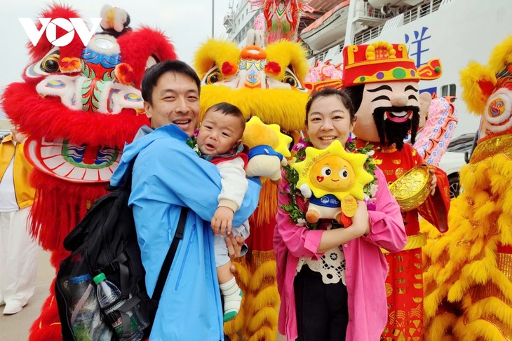 Куангнинь принимает первые круизные лайнеры во время празднования лунного Нового года - ảnh 2