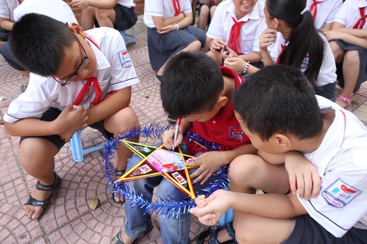 1000 thông điệp yêu thương của học sinh Thủ đô ngày khai trường hướng về Trường Sa - ảnh 7