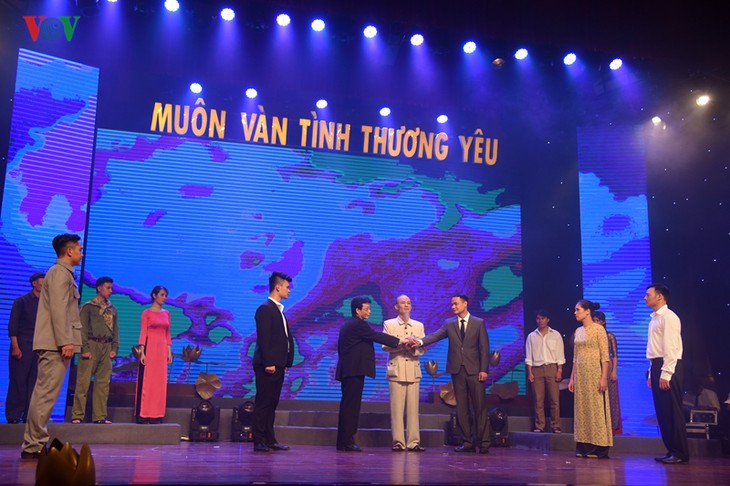 Hình ảnh tổng duyệt chương trình đặc biệt “Muôn vàn tình thương yêu“ - ảnh 14