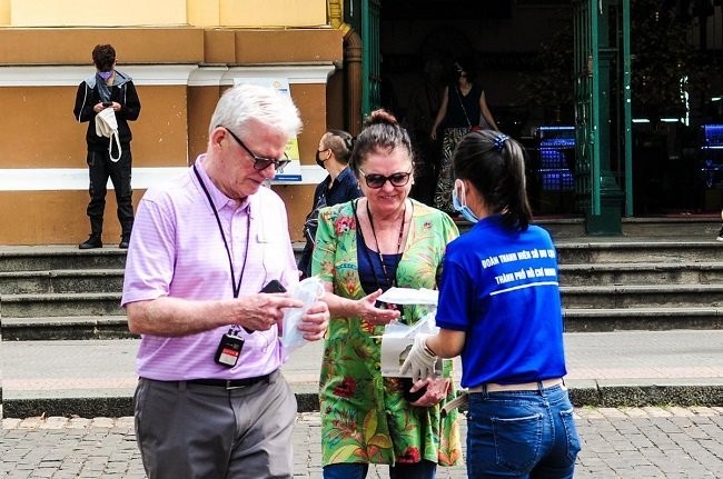 Thành phố Hồ Chí Minh phát miễn phí hàng ngàn khẩu trang y tế cho du khách - ảnh 1