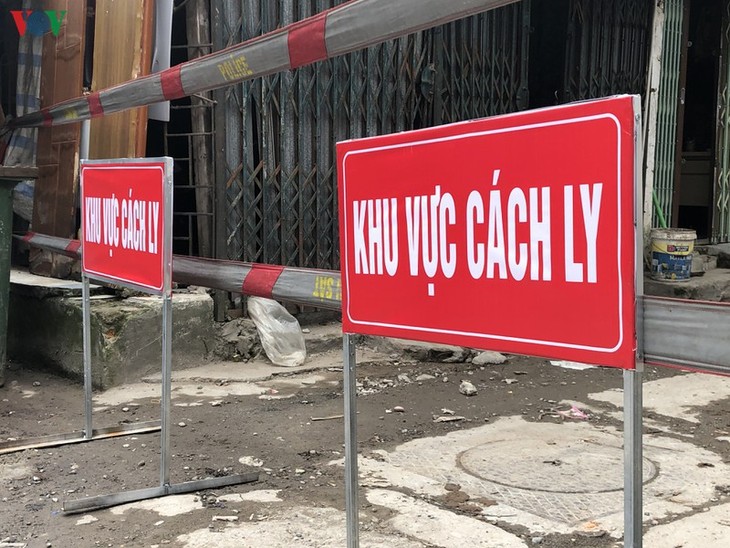 Hà Nội hỗ trợ nhu yếu phẩm cho người dân khu cách ly đường Xuân Thủy - ảnh 1