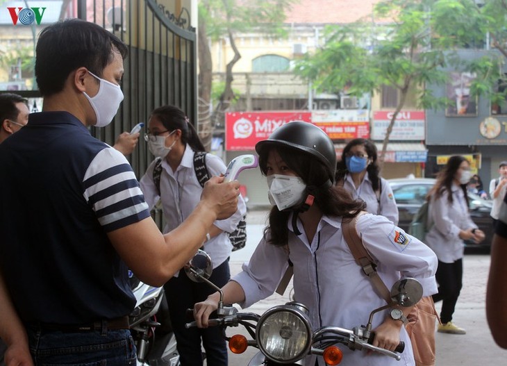 Học sinh Hà Nội hào hứng đến trường sau nhiều tháng nghỉ tránh dịch Covid-19 - ảnh 2