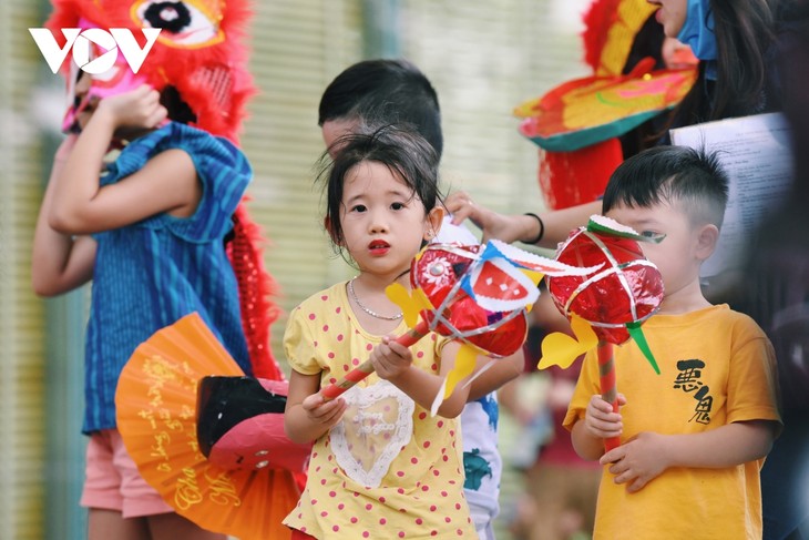  Các em nhỏ thích thú trải nghiệm làm đồ chơi Trung thu truyền thống - ảnh 3