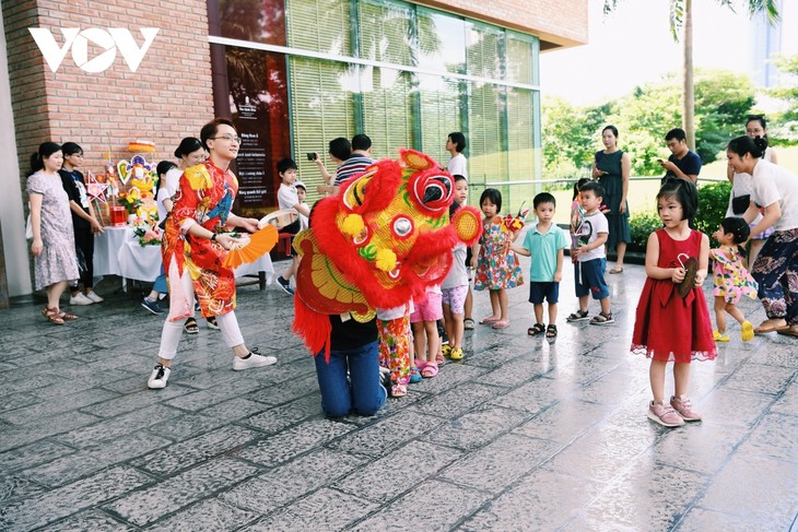  Các em nhỏ thích thú trải nghiệm làm đồ chơi Trung thu truyền thống - ảnh 2