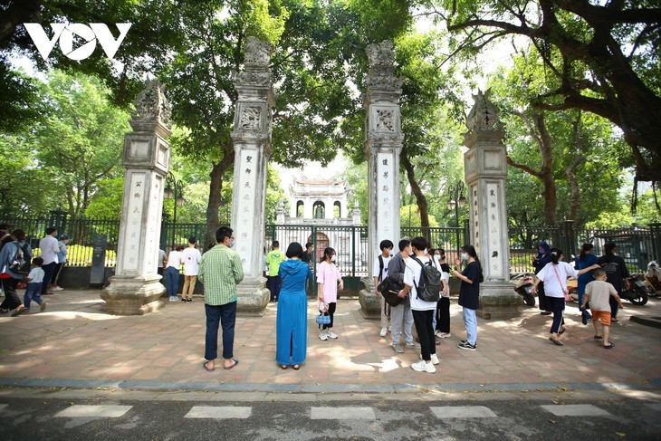 Sĩ tử Hà Nội đến Văn Miếu vái vọng cầu may trước kỳ thi cuối cấp quan trọng - ảnh 1