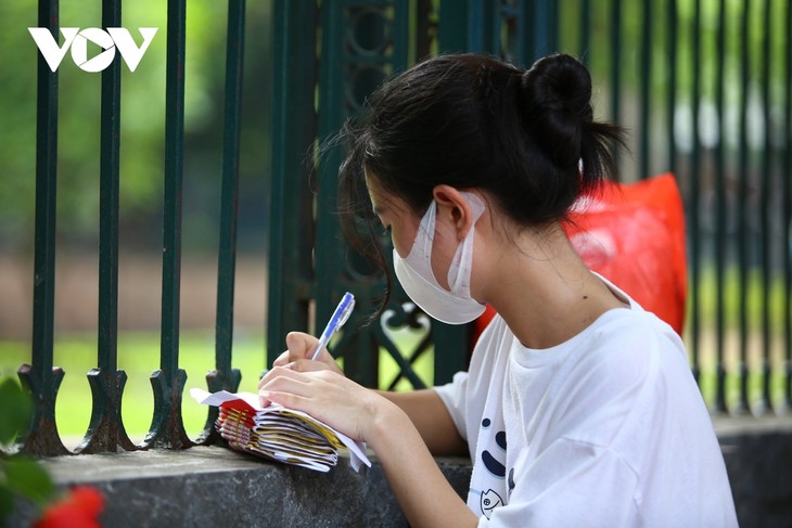 Sĩ tử Hà Nội đến Văn Miếu vái vọng cầu may trước kỳ thi cuối cấp quan trọng - ảnh 12