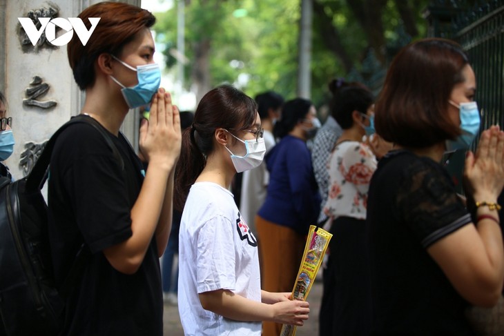 Sĩ tử Hà Nội đến Văn Miếu vái vọng cầu may trước kỳ thi cuối cấp quan trọng - ảnh 6