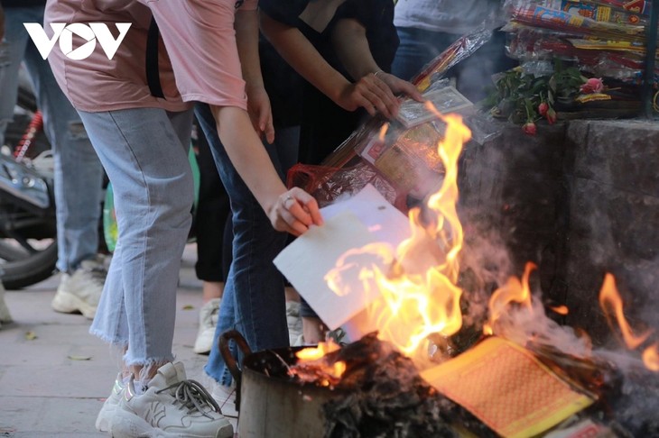 Sĩ tử Hà Nội đến Văn Miếu vái vọng cầu may trước kỳ thi cuối cấp quan trọng - ảnh 14