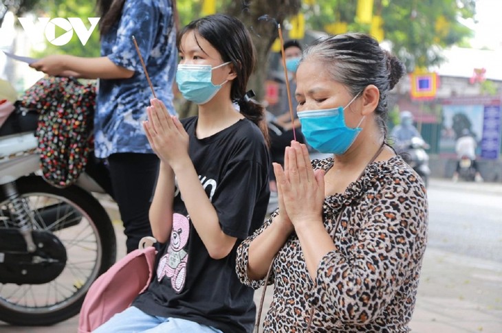 Sĩ tử Hà Nội đến Văn Miếu vái vọng cầu may trước kỳ thi cuối cấp quan trọng - ảnh 10