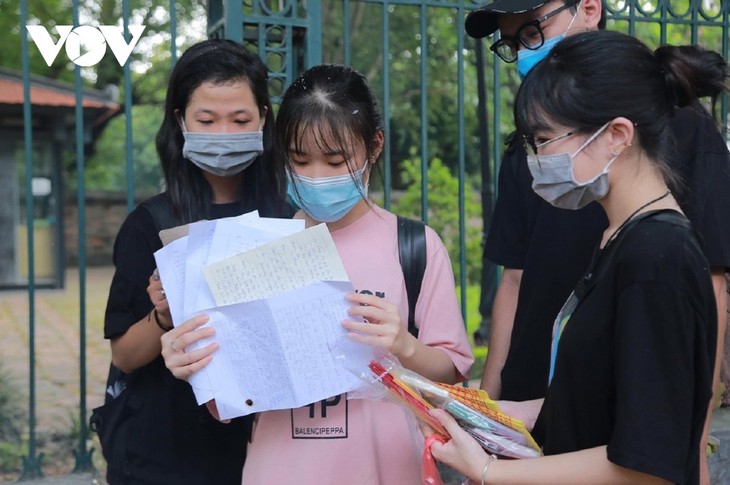 Sĩ tử Hà Nội đến Văn Miếu vái vọng cầu may trước kỳ thi cuối cấp quan trọng - ảnh 11