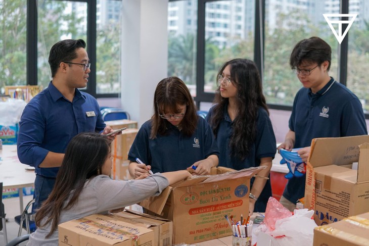 Thầy trò trường trung học Vinschool Times City trao quà từ thiện cho người dân huyện Hạ Hòa, tỉnh Phú Thọ  - ảnh 3