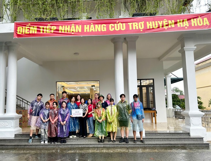 Thầy trò trường trung học Vinschool Times City trao quà từ thiện cho người dân huyện Hạ Hòa, tỉnh Phú Thọ  - ảnh 8