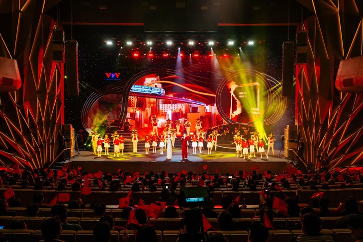 Khi tiếng ca trẻ thơ ngân vang với Đảng vẹn toàn niềm tin yêu - ảnh 7